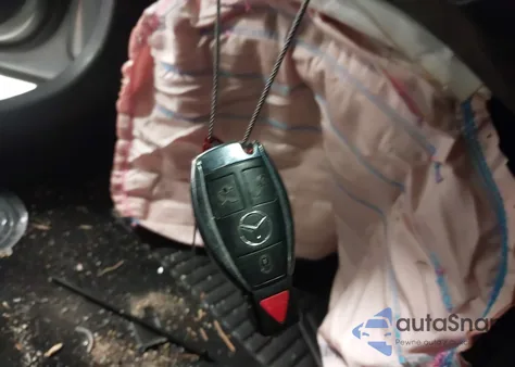 2015 Mercedes-Benz C 300 4Matic z USA, uszkodzony, nr VIN 55SWF4KB3FU016152